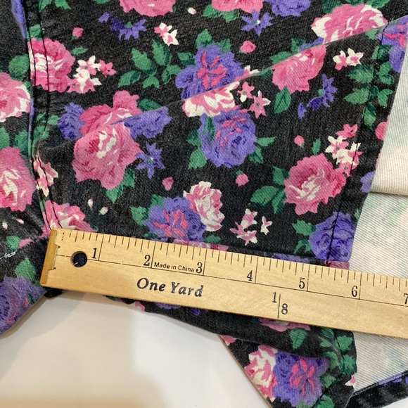 Floral mom jean shorts - Picture 7 of 7